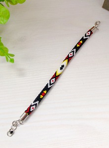 Pulsera de cuentas hecha a mano con patrón en espiral en cuentas negras, rojas, blancas y amarillas, regalo perfecto para mujeres, hombres y amantes de la moda - Product Image 6