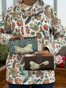 Pochette en cuir de fourrure de vachette sculptée de style occidental Offre Spéciale en cuir imprimé en relief étui de téléphone de créateur à la mode portefeuilles de haute qualité - Product Image 4