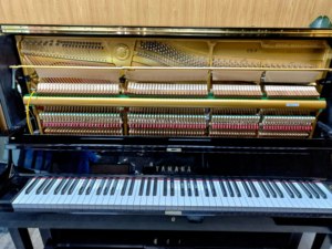 Piano Vertical Acústico Yamaha UX5 Negro para Músicos Profesionales, Piano Japonés de Segunda Mano, Madera Sólida, 88 Teclas - Product Image 5