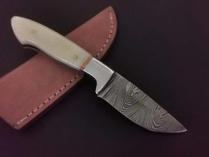 Cuchillo de caza de acero de Damasco personalizado hecho a mano con mango de hueso de camello y Funda de cuero compatible con OEM - Product Image 5