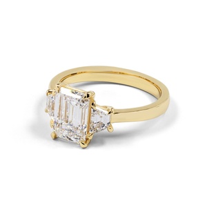 แหวนมอสซาไนต์คุณภาพสูง 2.19 กะรัต ทอง 14k ประดับเพชรทรงมรกต E VVS2 แบบสามเม็ด รับสั่งซื้อจำนวนมาก ขายส่ง ผู้ผลิต OEM ODM ส่งออก - Product Image 5