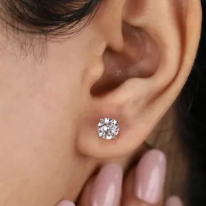 ต่างหูเพชรทรงกลมเจียระไนแบบกลม ผลิตในห้องปฏิบัติการ เงินสเตอร์ลิงและทองคำ ความใส VS1 สี F คอลเลกชันเครื่องประดับหรูหรา - Product Image 4