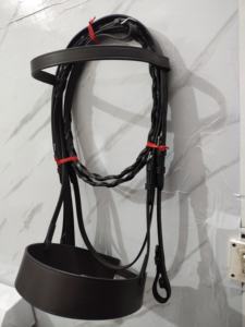 Brida de Cuero Premium para Doma Clásica, Negra, con Banda Frontal Simple y Banda Nasal Negra, a Precio de Mayoreo. - Product Image 3