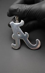 Colgante con inicial personalizada de moissanita incolora con incrustaciones de diamantes en plata 925, fabricante de joyería hip hop de la India. - Product Image 4