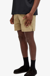 Short décontracté beige uni pour homme avec ceinture élastique et poches latérales Léger respirant et confortable pour l'été - Product Image 2