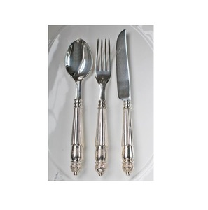 Ensemble de couverts en acier inoxydable élégant et fonctionnel qui correspond à l'esthétique de la salle à manger moderne et traditionnelle - Product Image 6