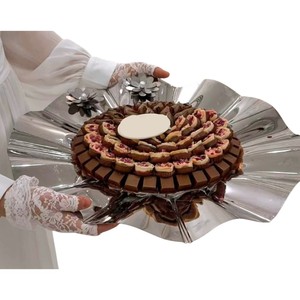 Plateau à chocolat argenté de qualité de luxe Plateau de service à chocolat décoratif de table moderne pour les mariages et les occasions spéciales en vente - Product Image 3