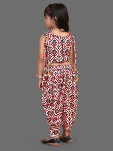 Ensemble indo-occidental imprimé Shoryam Fashion pour filles - Haut court maron Ikat et pantalon Dhoti, tenue ethnique pour les festivals et les fêtes, séchage rapide - Product Image 4