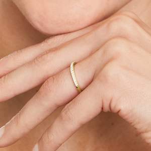 Impresionante y Elegante Anillo de Diamante Moissanite de Acero Inoxidable con Baño de Oro de 14K para Uso Diario - Product Image 2