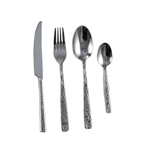Elegante juego de cubiertos de acero inoxidable de color plateado en diseño elegante, Juego de 4 perfectos para cenas en casa, bodas, ocasiones especiales - Product Image 1