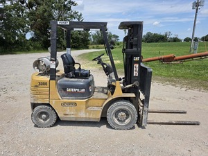 Chariot élévateur contrepoids Cat GP25 4x4 à moteur essence, équipement de construction tout-terrain, commande assise, capacité de charge de 3 tonnes - Product Image 3