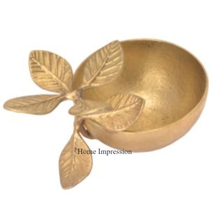 Diseño de hojas de aspecto tradicional completamente chapado en oro Urli para decoración de mesa festiva y fiestas y centros de mesa de la India - Product Image 3