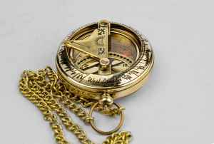 Brújula de bolsillo con reloj de sol de latón con cubierta de cuero, brújula de viaje, regalo único para viajeros, coleccionistas al aire libre - Product Image 4