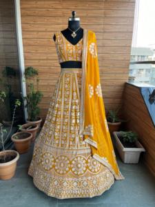 Fil et paillettes de qualité supérieure traditionnels indiens broderie travail Georgette femmes Lehenga Choli disponible à bas prix - Product Image 2