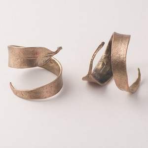 Lujoso servilletero de metal con acabado dorado con detalles elegantes para la decoración de la mesa de comedor Premium eventos especiales - Product Image 4