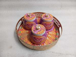 Pichwai ชุดของขวัญตกแต่งโหลโลหะพร้อมถาดสำหรับเทศกาลบ้านวัด - Product Image 1