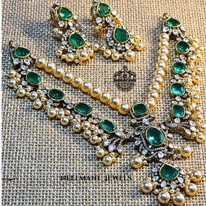 สร้อยคอเงินผู้หญิงจากเมืองชัยปุระประดับมุกสีขาวและพลอยมรกตสีเขียว - Product Image 2