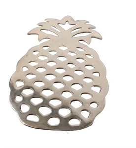 Les dessous-de-plat en métal en forme d'ananas les plus vendus sont fabriqués avec un motif élégant qui rehausse l'intérêt visuel tout en offrant un soutien solide. - Product Image 5