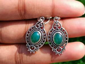 Boucles d'oreilles clous en argent plaqué 92,5 avec onyx vert mignon, style bohème, cadeau unique fait à la main pour femmes et enfants, anniversaire - Product Image 2