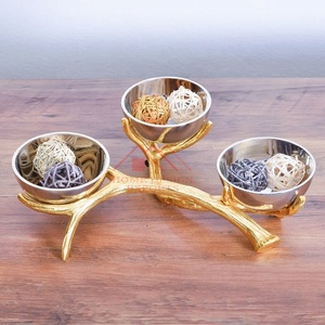 Bol de service en fonte d'aluminium, style bol à croustilles et à trempette, bol à trempette sur support doré pour vaisselle et service décoratif - Product Image 1