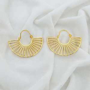 Venta al por mayor 18K chapado en oro de latón Material sólido mate pendientes desgaste aro pendiente diseño Circular medio redondo en forma de oreja joyería - Product Image 5