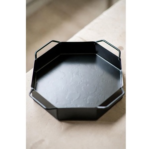 Plateau décoratif en métal noir brillant, artisanat métallique pour espaces de service modernes - Product Image 1