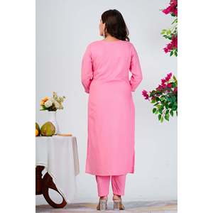 Elegante Conjunto de Kurta Rosa Bebé en Crepé con Mangas Tres Cuartos y Adornos Discretos - Product Image 4