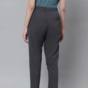 Pantalon de survêtement élégant et confortable pour femme avec taille et poches élastiques, idéal pour la course, le yoga et le fitness, - Product Image 4