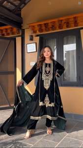 Traje de terciopelo de viscosa pesada pura para mujer con trabajo de secuencia de codificación de bordado pesado y traje de fiesta de manga bordada completa - Product Image 3