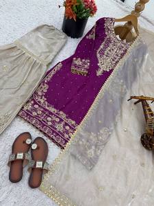 Traje Recto de Mezcla de Seda Color Vino Premium con Dupatta Estampada Floral de Diseñador y Escote Bordado para Fiestas - Product Image 5