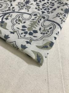 Tela de Algodón Estampada a Mano con Motivo Floral Árabe Clásico en Azul Marino y Verde Oliva sobre Base Natural - Product Image 4