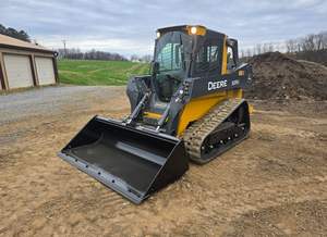 Livraison gratuite John D 325G Chargeuse compacte à chenilles avec cabine EROPS, chauffage et climatisation, commande par joystick, 2 vitesses, hydraulique auxiliaire - Product Image 2