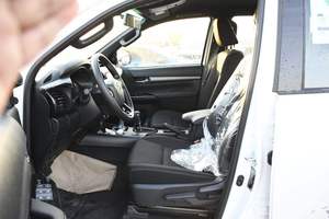 Toyota Hilux 4.0L d'occasion 2025, parfait état, à vendre - Product Image 4