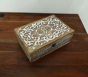 Boîte à bijoux en bois blanchi à la chaux, artisanale de luxe, avec un couvercle rectangulaire sculpté en treillis orné de motifs complexes - Product Image 5