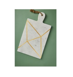 Tabla clásica para servir quesos hecha con materiales de madera y mármol de alta calidad, ideal para reuniones navideñas y cenas especiales - Product Image 5