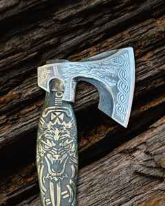 Hache Viking haut de gamme en acier à haute teneur en carbone forgé à la main avec gravure manuelle, pour l'extérieur, avec fourreau en cuir fin - Product Image 3