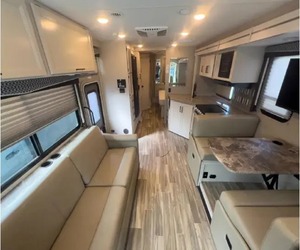 Vendeur vérifié pour un camping-car à moteur à gaz de classe A Thor Ace 30C d'occasion 2023, prêt pour le voyage - Product Image 2
