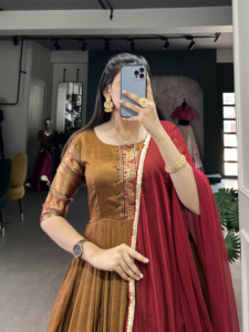 Robe cousue exclusive en coton Narayanpet Zari tissage avec paillettes dentelle mousseline de soie Dupatta soie doublée Flair pour l'exportation B2B - Product Image 5