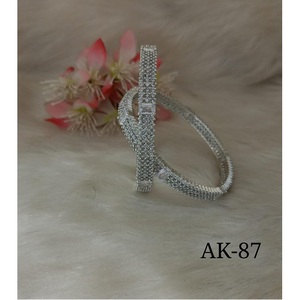 Bracelets en diamant américains de luxe pour vêtements traditionnels Bracelets riches et rayonnants pour robes indiennes disponibles au meilleur prix - Product Image 1