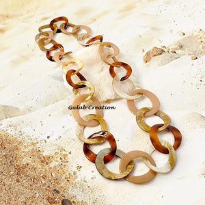 Collier Statement Chunky en Résine Beige et Marron pour Femme – Bijou Audacieux Tendance pour Tenues Décontractées et de Soirée - Product Image 2