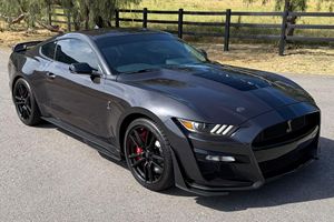 Ford Mustang Shelby GT500 d'occasion de 2022, appartenue au guitariste de rock alternatif célèbre Dave Navarro, avec guitare autographiée incluse. - Product Image 2