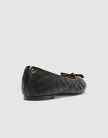 Ballerines noires matelassées à bout verni pour femmes, chaussures ballerines en cuir souple avec détail nœud, vente en gros OEM/ODM à faible MOQ