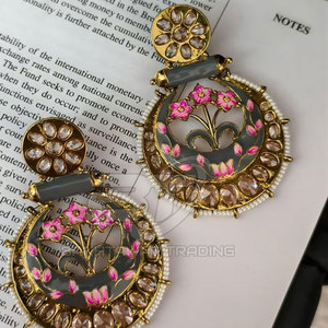 Boucles d'oreilles pour femmes de qualité supérieure, bijoux plaqués or, titres axés sur les matériaux, boucles d'oreilles pour femmes en acier inoxydable plaqué or - Product Image 2