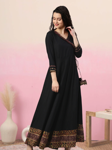 Robe Angrakha style Anarkali en rayonne imprimée pour femmes, longueur mollet, col en V, manches trois quarts, tenue ethnique traditionnelle, noir - Product Image 2