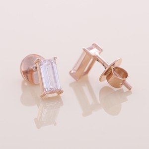 Boucles d'oreilles en diamant taillé émeraude certifié IGI, or 9 carats, style minimaliste classique - Product Image 3