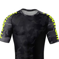 Vêtements de sport Hommes Gym Et MMA Vêtements Rash Guard Demi-manches Natation Rash Guard Avec Imprimé Personnalisé