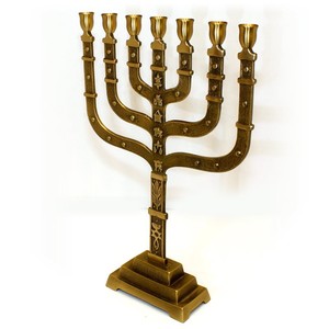 Candelabro Menorá Metálico Antiguo Personalizado para Navidad Judía, Portavelas Alto, Decoración para el Hogar, Hecho a Mano, Ecológico - Product Image 1