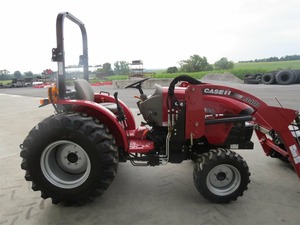 Tracteur agricole Case IH 35A 4WD avec chargeur frontal, couleur rouge, tracteur à roues multifonctionnel - Product Image 2