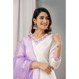 Kurta en mousseline de soie blanche et violette pour femme avec pantalon en mousseline brodé et dupatta - Product Image 6