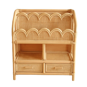 Estante para Libros Infantil de Ratán Festoneado, Elegante y Artesanal, Organizador de Mimbre Hecho a Mano para Cuarto de Juegos o Guardería - Product Image 1